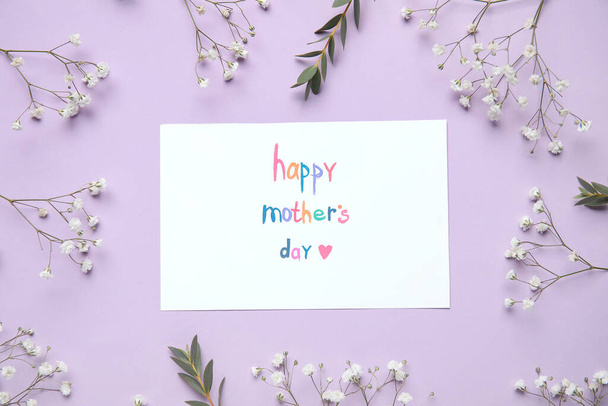 Εορταστική κάρτα με λουλούδια σε λιλά φόντο. Γιορτή της Μητέρας - Φωτογραφία, εικόνα
