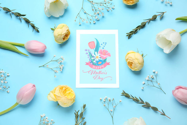 Cartão postal festivo com flores no fundo azul. Celebração do Dia das Mães - Foto, Imagem