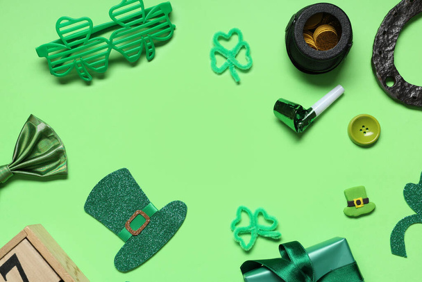Cadre en lunettes de vue avec boîte cadeau, sifflet de fête et décor pour la Saint-Patrick sur fond vert - Photo, image