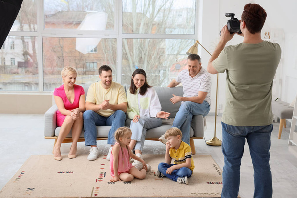 Muž fotograf fotografování rodiny s malými dětmi ve studiu - Fotografie, Obrázek