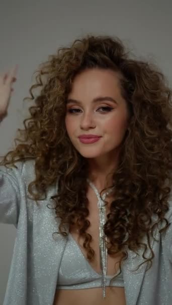 Close-up of a girl with long curly hair with bright make-up and an elaborate jewelry on her neck. - Footage, Video