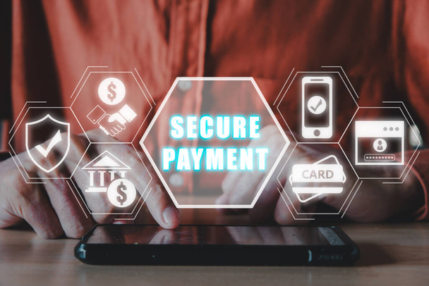 Biztonságos fizetési koncepció, Man használ okos telefon az asztalon biztonságos fizetési ikon virtuális képernyőn. - Fotó, kép