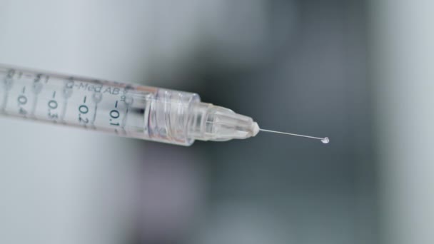 医学の注射器によって満たされる薬の縦のショットは近づきました. 未知の実験室クリニックワーカーが治療のために薬物注射を準備しています. 短い針に投薬のドロップを見る 閉じる. ワクチン接種の概念 - 映像、動画
