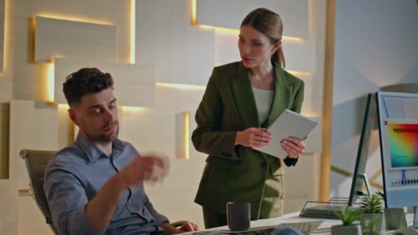 Stajyer, elinde tablet olan kadın akıl hocasıyla iş projesini tartışıyor. Ofisteki bilgisayarda tasarım örnekleri gösteren endişeli bir işçi. Şirket işyerindeki sorun üzerinde düşünen iki meslektaş. - Video, Çekim