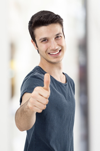 Mladý muž, zobrazeno Ok znamení s palcem nahoru - Fotografie, Obrázek