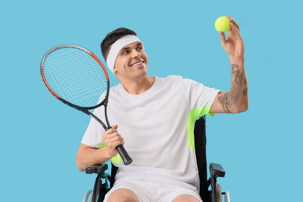 Чоловічий тенісист у інвалідному візку на синьому фоні - Фото, зображення