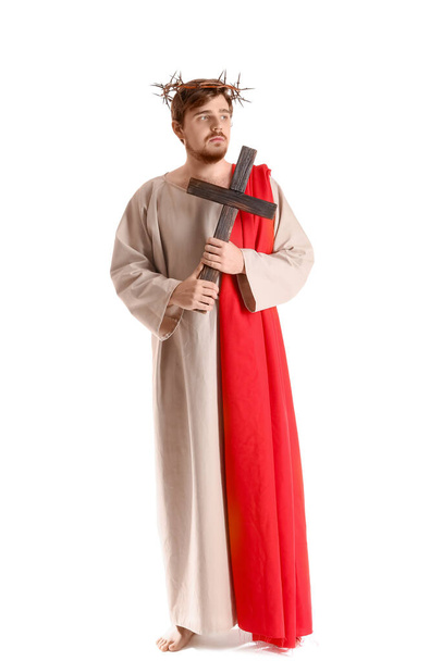 Mies Jeesuksessa viitta ja kruunu piikkejä tilalla puinen risti valkoisella pohjalla - Valokuva, kuva