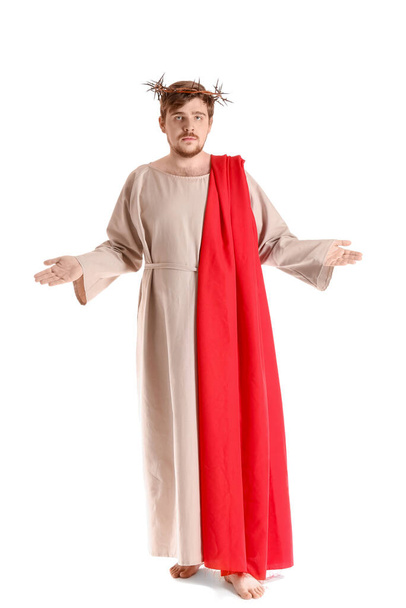 Homme en Jésus robe et couronne d'épines avec les mains étendues sur fond blanc - Photo, image