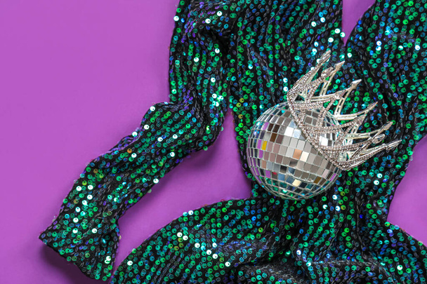 Ντίσκο μπάλα με στέμμα και φόρεμα χορού σε μωβ φόντο - Φωτογραφία, εικόνα