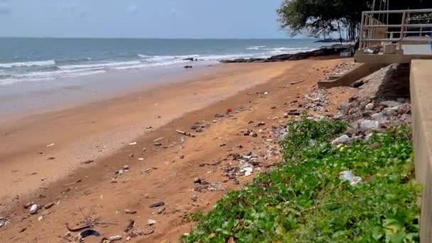 Basura plástica en la playa de Tailandia, Basura derramada en la playa de Chantaburi - Metraje, vídeo