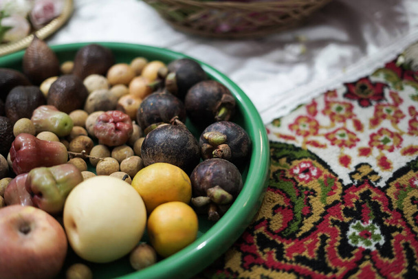 mangostanové ovoce v nádobě na siraman událost nebo v indonéštině se nazývá ngaras nebo siraman - Fotografie, Obrázek