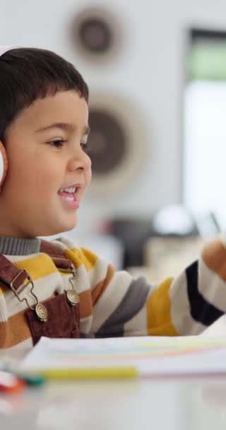 Ευτυχισμένο αγόρι, χαιρετώντας και βιντεοκλήση με ακουστικά για μάθηση, εικονική τάξη ή εκπαίδευση στο σπίτι. Μικρό παιδί, παιδί ή νεαρός μαθητής με χαμόγελο ή γεια στην online τάξη ή μάθηση στο σπίτι. - Πλάνα, βίντεο