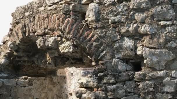 Suuren Basilikan rauniot Butrintin kansallispuistossa, Buthrotumissa, Albaniassa. Triconch Palace Butrint Life ja kuolema antiikin roomalainen talo Historiallinen keskiaikainen Venetsian torni ympäröi. Painike - Materiaali, video