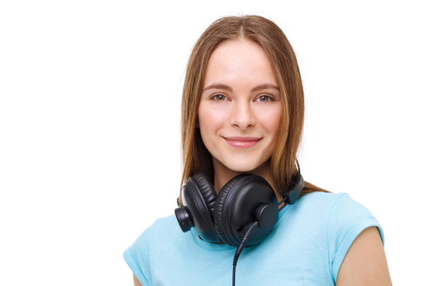 Портрет молодої жінки з навушниками - ізольовані на білому
. - Фото, зображення