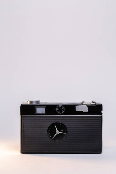 Vintage kamera filmowa z eleganckim srebrnym korpusem i klasycznym czarnym obiektywem ręcznym ostrości, elegancko wyświetlany na czystym białym tle. - Zdjęcie, obraz
