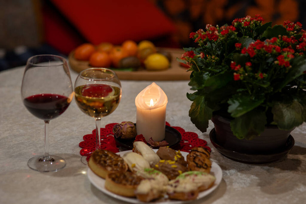 vida imóvel com vela branca ardente e copo de vinho, celebração de férias, decoração de mesa - Foto, Imagem