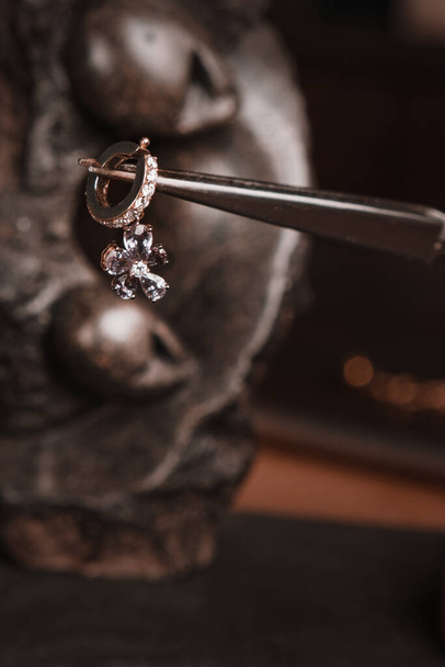 Bijoux élégants, diamants et pierres précieuses. - Photo, image