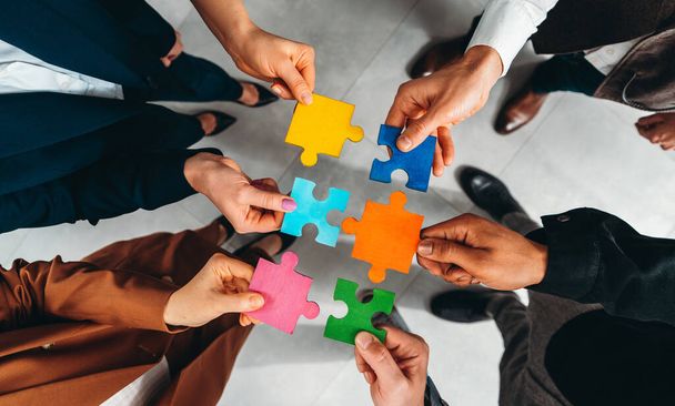 Teamwork der Partner. Konzept der Integration und Inbetriebnahme mit Puzzleteilen - Foto, Bild