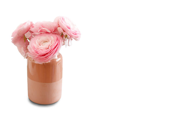Куча розовых цветов в вазе на белом фоне. - Фото, изображение