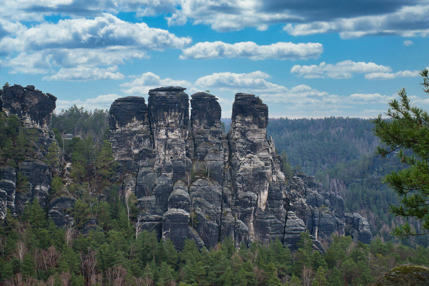 Rocce robuste sul Basteibridge. Ampia vista su alberi e montagne. Parco nazionale in Germania - Foto, immagini