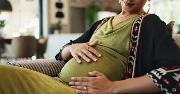 Mulher grávida, toque e amor para o estômago no sofá e feliz com suporte de maternidade ou pré-natal. Mãe, sorria e se conecte com o feto com gratidão, gravidez e vínculo com o bebê no apartamento. - Filmagem, Vídeo