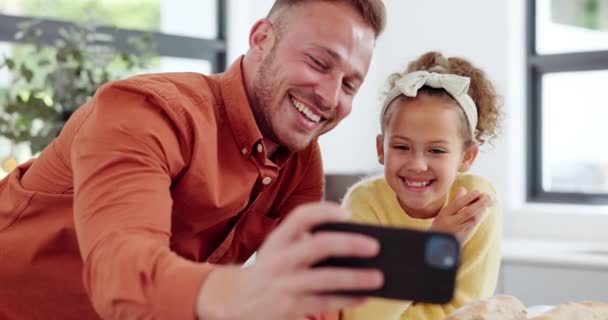Selfie, thuis en vader met meisje, glimlach en verbondenheid samen met geluk en vrolijk met sociale media. Single ouder, appartement of dochter met vader of kind met smartphone en ontspannen met geheugen. - Video