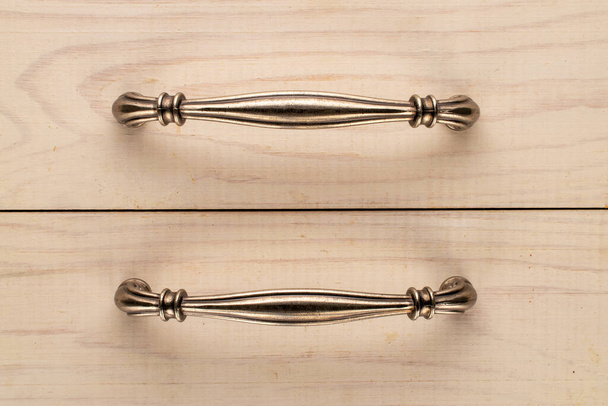 Są dwa metalowe uchwyty na dwóch drewnianych skrzyniach klatki piersiowej.. - Zdjęcie, obraz