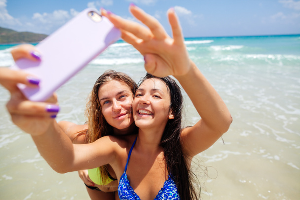 happy gilrls selfie on beach - Fotó, kép