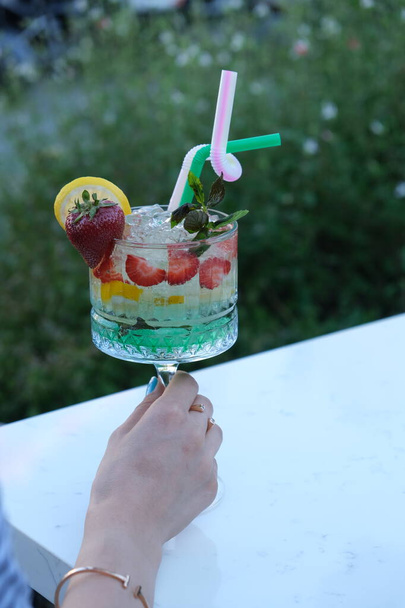 Bebida de cocktail colorida, coquetéis de álcool exóticos - Foto, Imagem
