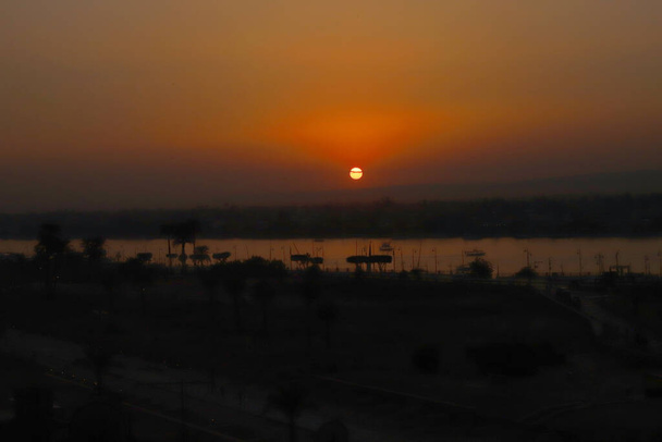 Unieke zonsondergang bij Luxor Aswan Egypte. Prachtige zonsondergang over de Nijl - Foto, afbeelding