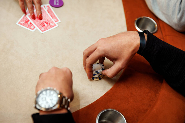 Pelaaja pelimerkkejä pöydässä kasino - Valokuva, kuva