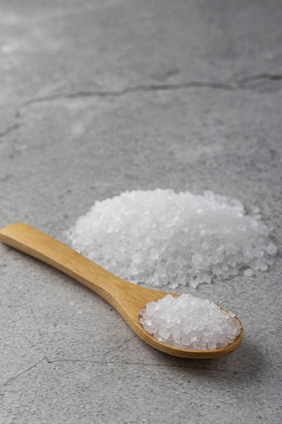 Egy maroknyi durva só az asztalon.. - Fotó, kép