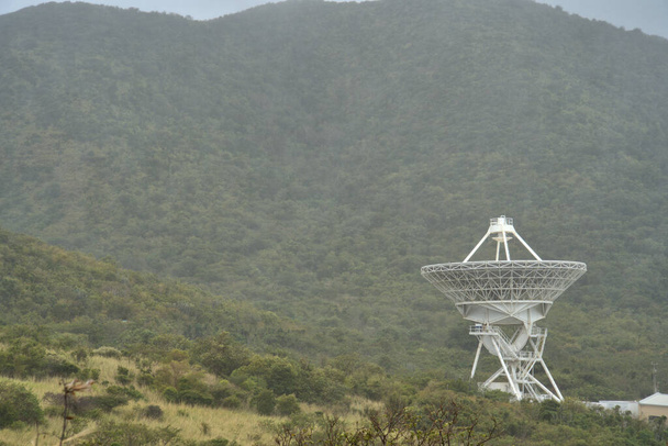 Gigantyczna antena naczyniowa o średnicy 82 stóp na wschodnim krańcu St. Croix - Zdjęcie, obraz