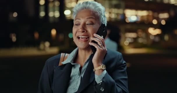 Stad, nacht en zakenvrouw met telefoongesprek voor communicatie, netwerken en chatten. Senior CEO, baas of professionele advocaat in gesprek op haar mobiel voor juridisch nieuws, informatie en buiten lachen. - Video