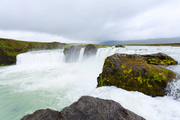 Godafoss fällt in der Sommersaison Ansicht, Island. Isländische Landschaft. - Foto, Bild