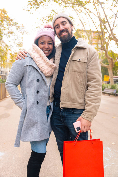  Mężczyzna i kobieta w związku uśmiechnięci do zniżki dla klientów, zakupu lub płatności w miejskim mieście na świeżym powietrzu - Zdjęcie, obraz