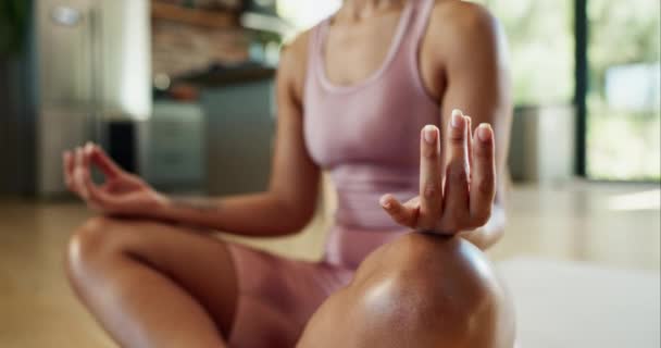 Lotuspose, persoon en yoga in huis voor meditatie en adembeheersing voor mindfulness, zen en gezond lichaam. Vrouw, stretching en padmasana op de vloer voor wellness, aarding en rust in de woonkamer. - Video
