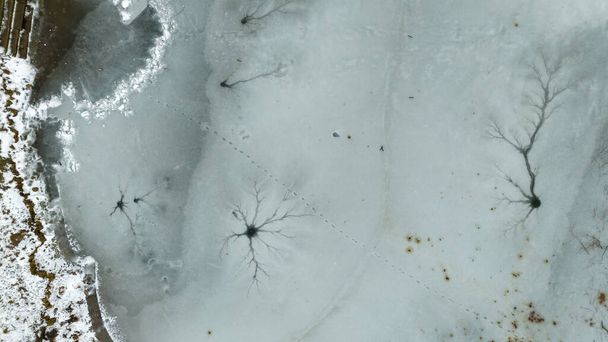 Dron fotografia zamarzniętego jeziora w parku publicznym i utworów na nim w zimowy pochmurny dzień - Zdjęcie, obraz