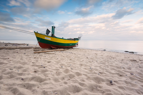Barco de pesca en la playa - Foto, imagen