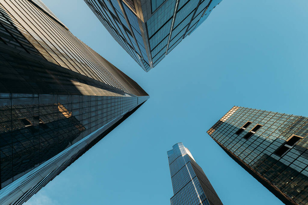 Rascacielos se elevan hacia el cielo, formando un cañón artificial en Nueva York. - Foto, Imagen