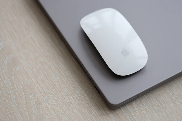 KYIV, UCRANIA - 27 de noviembre de 2023 Apple Magic Mouse 3ª generación se encuentra con el MacBook 2021 gris de cerca - Foto, Imagen