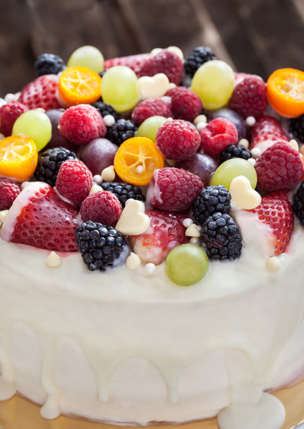 Bolo de chocolate branco decorado com frutas e bagas frescas
 - Foto, Imagem