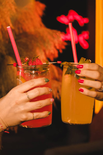 Herkullisia värikkäitä cocktaileja, juhla cocktaileja - Valokuva, kuva