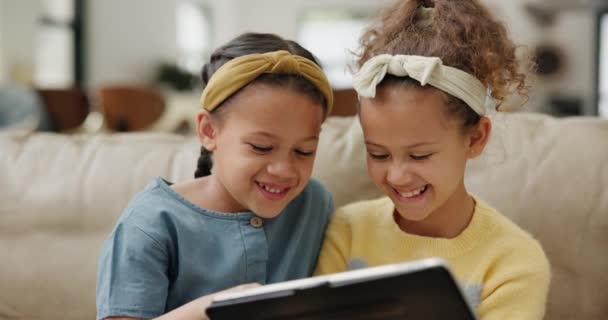 Dziewczyny, tablet lub zabawa na grach, aplikacji lub technologii, takich jak elearning, streaming lub łączenia razem. Siostry, przyjaciele lub dzieci na ekranie dotykowym, aby grać, przeglądać lub zrelaksować się na wideo online lub gry na sofie. - Materiał filmowy, wideo