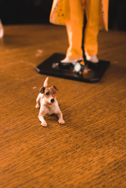 Маска и фигурка собаки Майло, специальная коллекционная фигурка - Фото, изображение