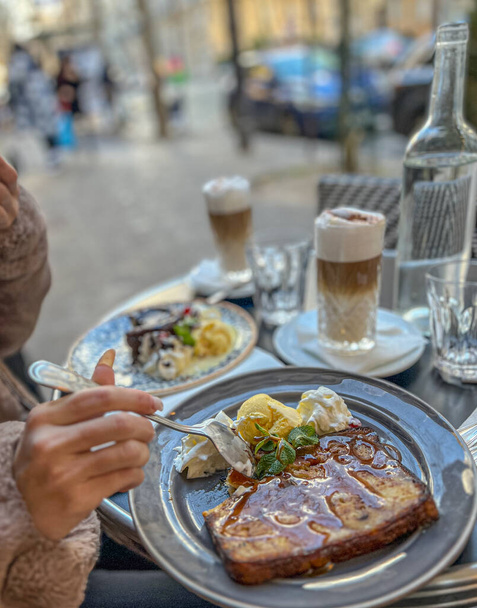 フランス,パリのテーブルの上にアイスクリームとホイップクリームのコーヒー. フレンチトーストとアイスクリームとキャラメルバナナ. - 写真・画像