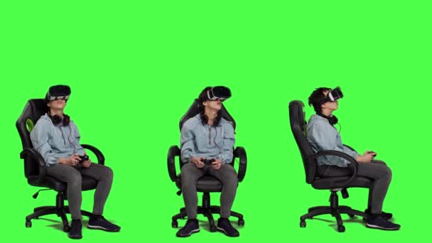 Жінка грає у відеоігри, використовуючи гарнітуру віртуальної реальності в студії, насолоджуючись кіберпростором 3d ігрового турніру проти зеленого тла. Геймер розважається з окулярами vr. Камера А. - Кадри, відео