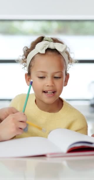 Junges Mädchen, lernen und schreiben für Bildung, Hausaufgaben und Zeichnen in einem Buch mit Bleistift zu Hause. Kind, Gesicht und glücklich mit Lächeln für Studium, kindliche Entwicklung und Lernende mit Schularbeiten. - Filmmaterial, Video