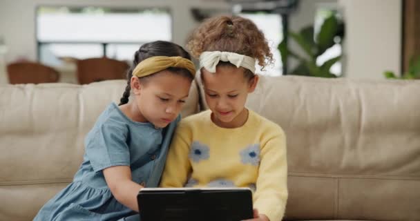 Kinderen, tablet en broers en zussen op de bank voor cartoon, zoeken of e-learning app op afstand, aanmelden of streamen thuis. Digitale, familie en meisje kinderen in de woonkamer voor online, gaming of Netflix en chill. - Video