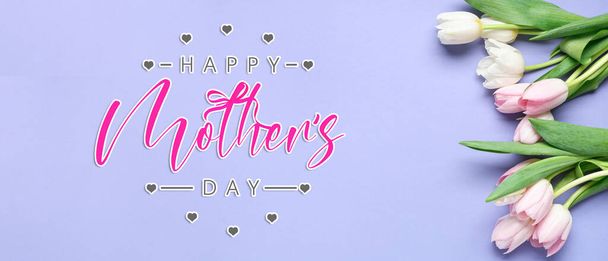 Вітальний банер на День матері з красивими тюльпанами на бузковому фоні  - Фото, зображення